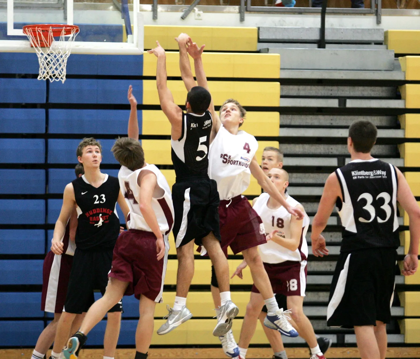 Euroopa noorte korvpalliliiga teise divisjoni mäng Sportkunda (valges) ja Stockholmi KFUM Huddinge Basketi vahel.
