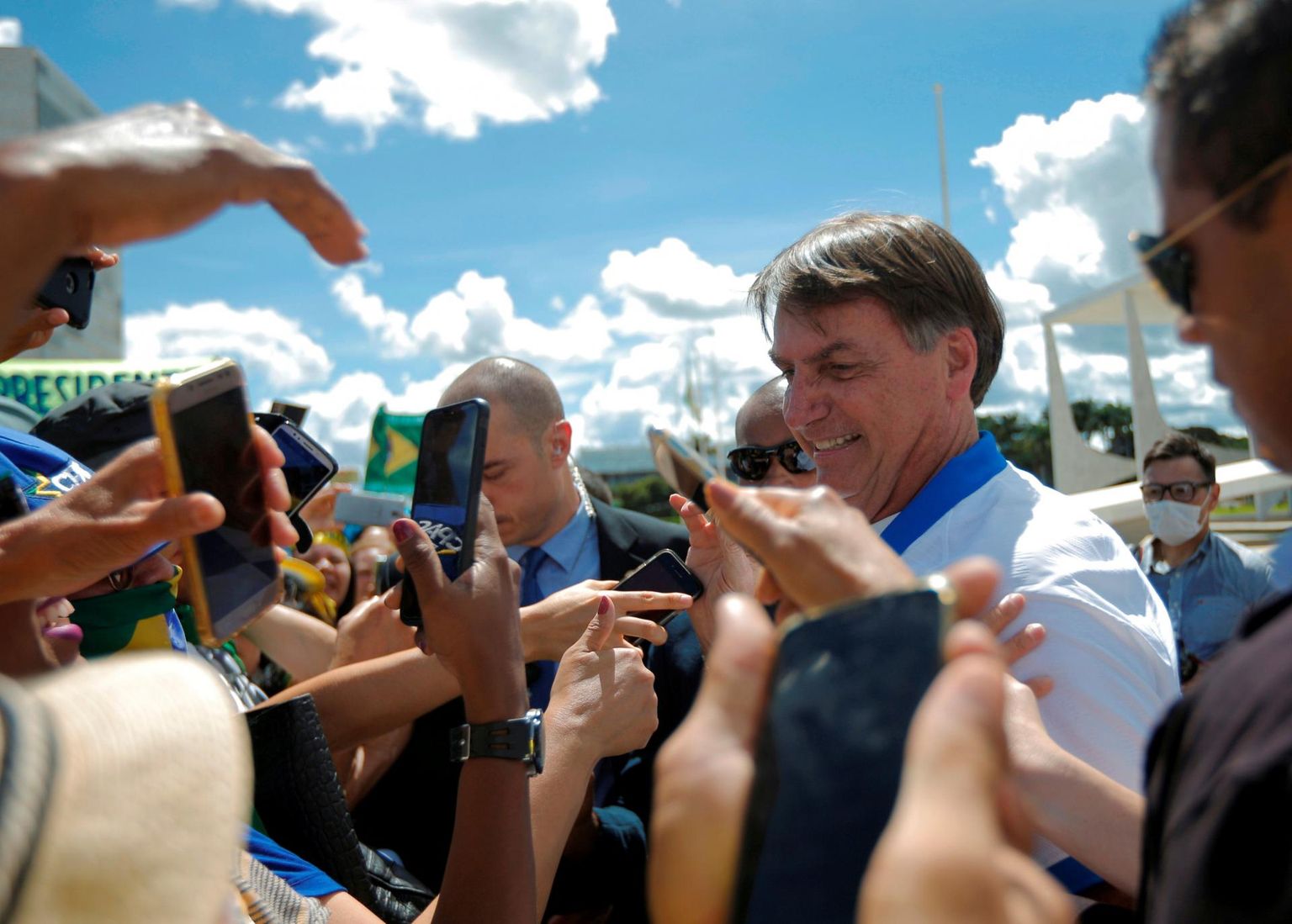 President Jair Bolsonaro teisipäeval koos koos tuhandete toetajatega presidendipalee ees.