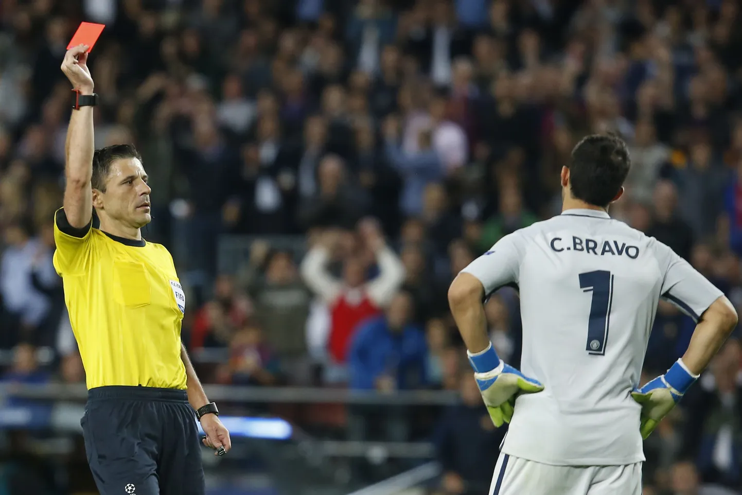 Manchester City väravavaht Claudio Bravo sai Meistrite liigas punase kaardi.
