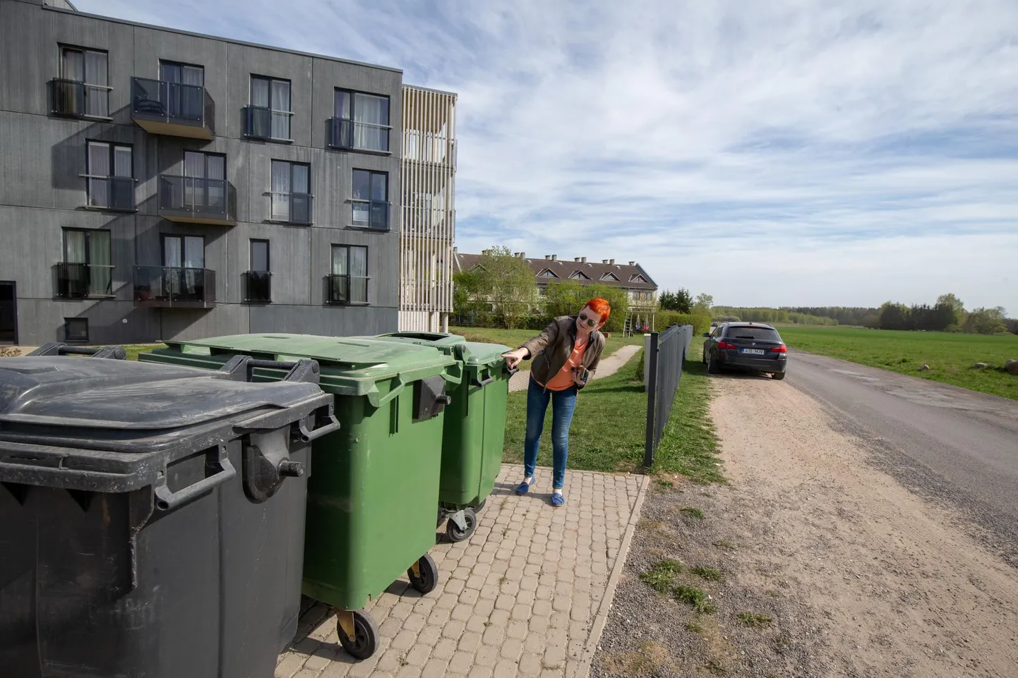 Tartu Laseri 4 elava Seidy Rettau sõnul on erivajadustega naabrite meeliskohaks prügikastide ümbrus, kus käiakse suitsu tegemas ja õlut joomas.