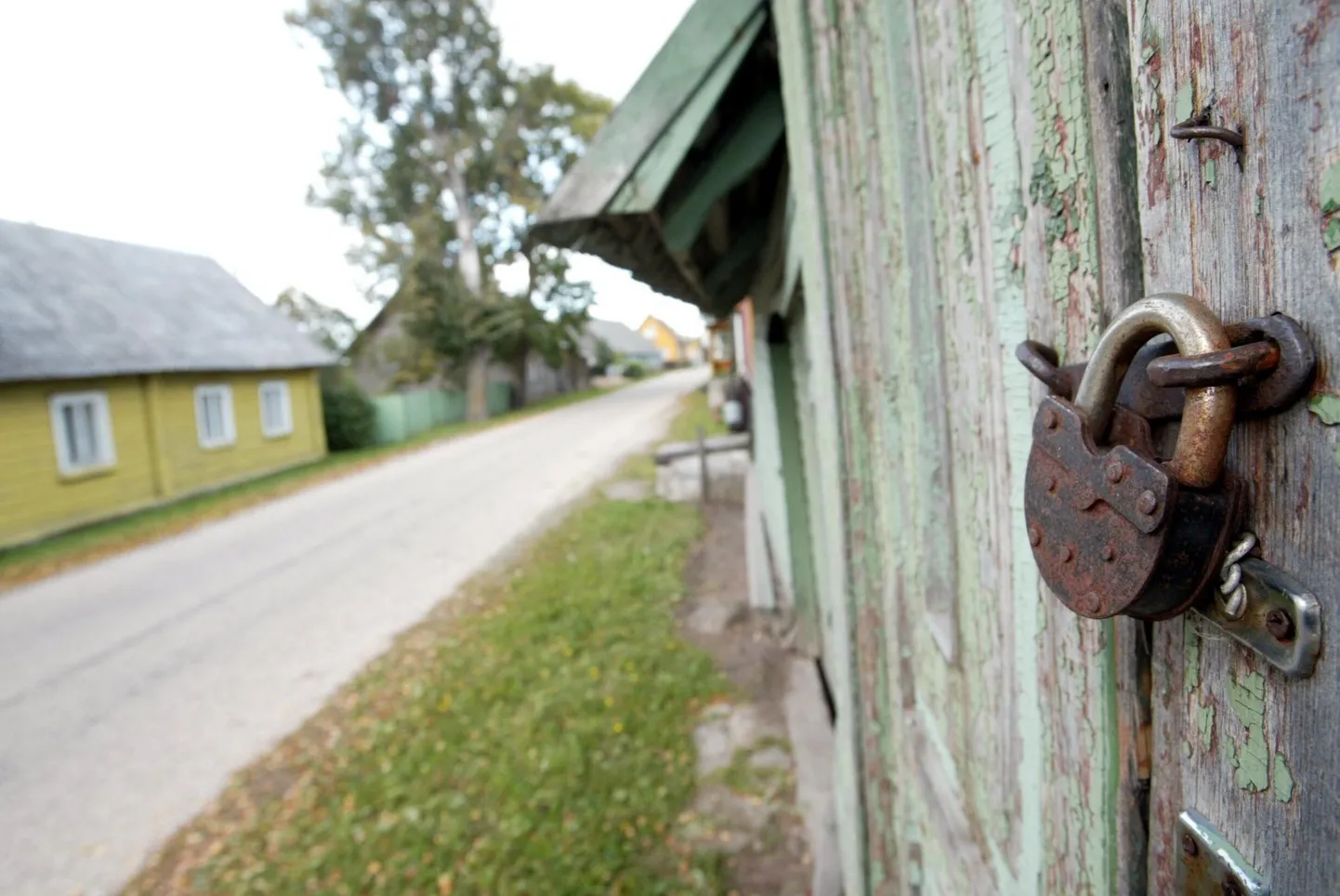 Valides aja, mil kedagi kodus ei ole, ning lukku lõhkudes tungivad vargad kõrvalhoonetesse. Siiski tasub oma vara luku taga hoida, sest see teeb ligipääsu raskemaks.