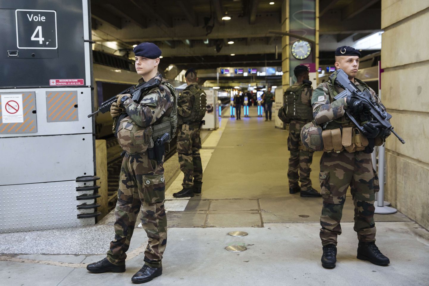 Prantsusmaa sõdurid Pariisis asuva raudteejaama juures korda valvamas.
