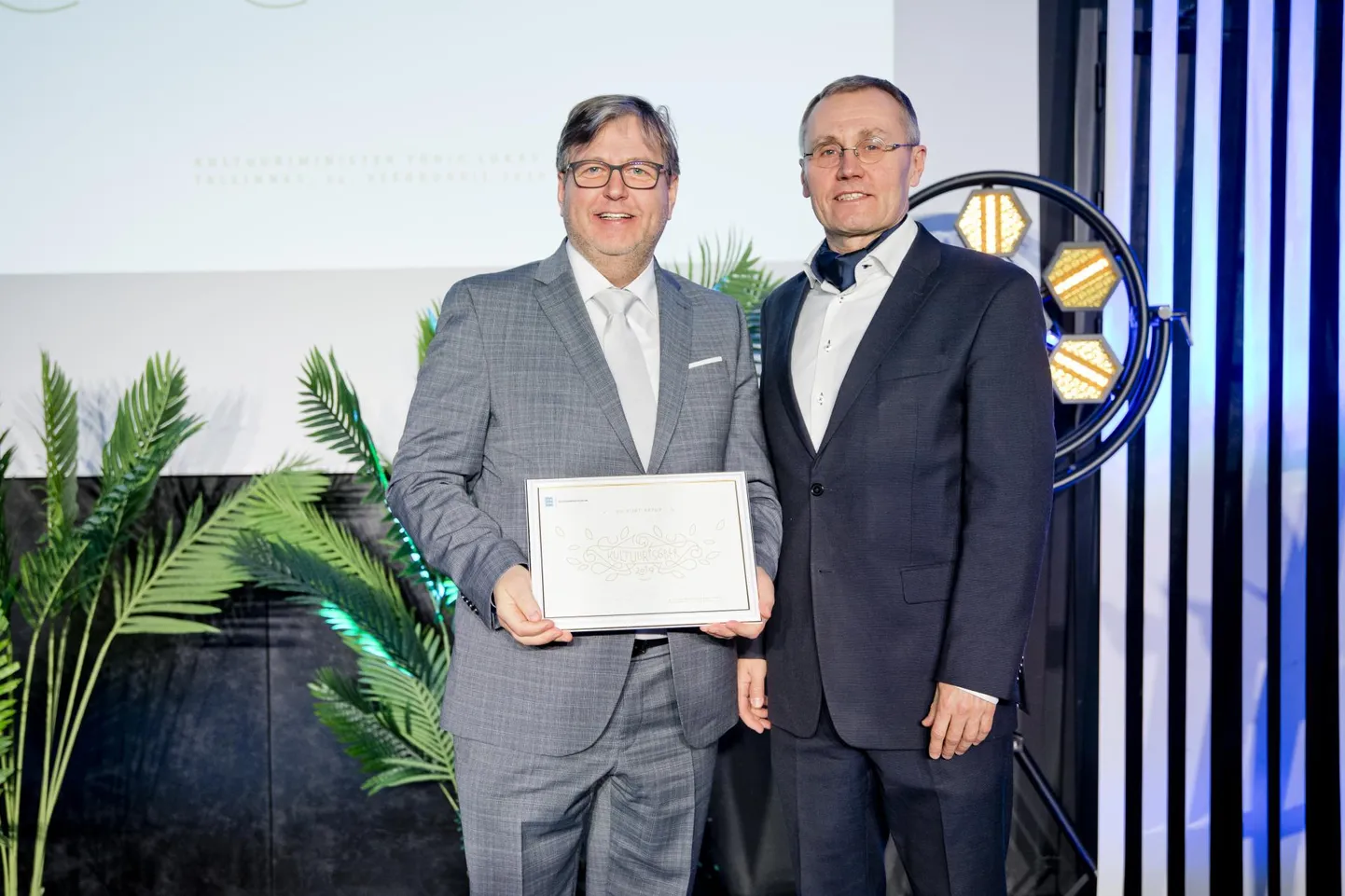 Kultuuriminister Tõnis Lukas ulatas täna OÜ Port Arturi juhatuse liikmele Viljo Vetikule kultuurisõbra tänukirja.