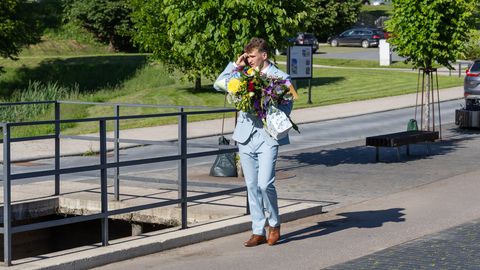 GALERII ⟩ Viljandi gümnaasium saatis teele 163 lõpetajat