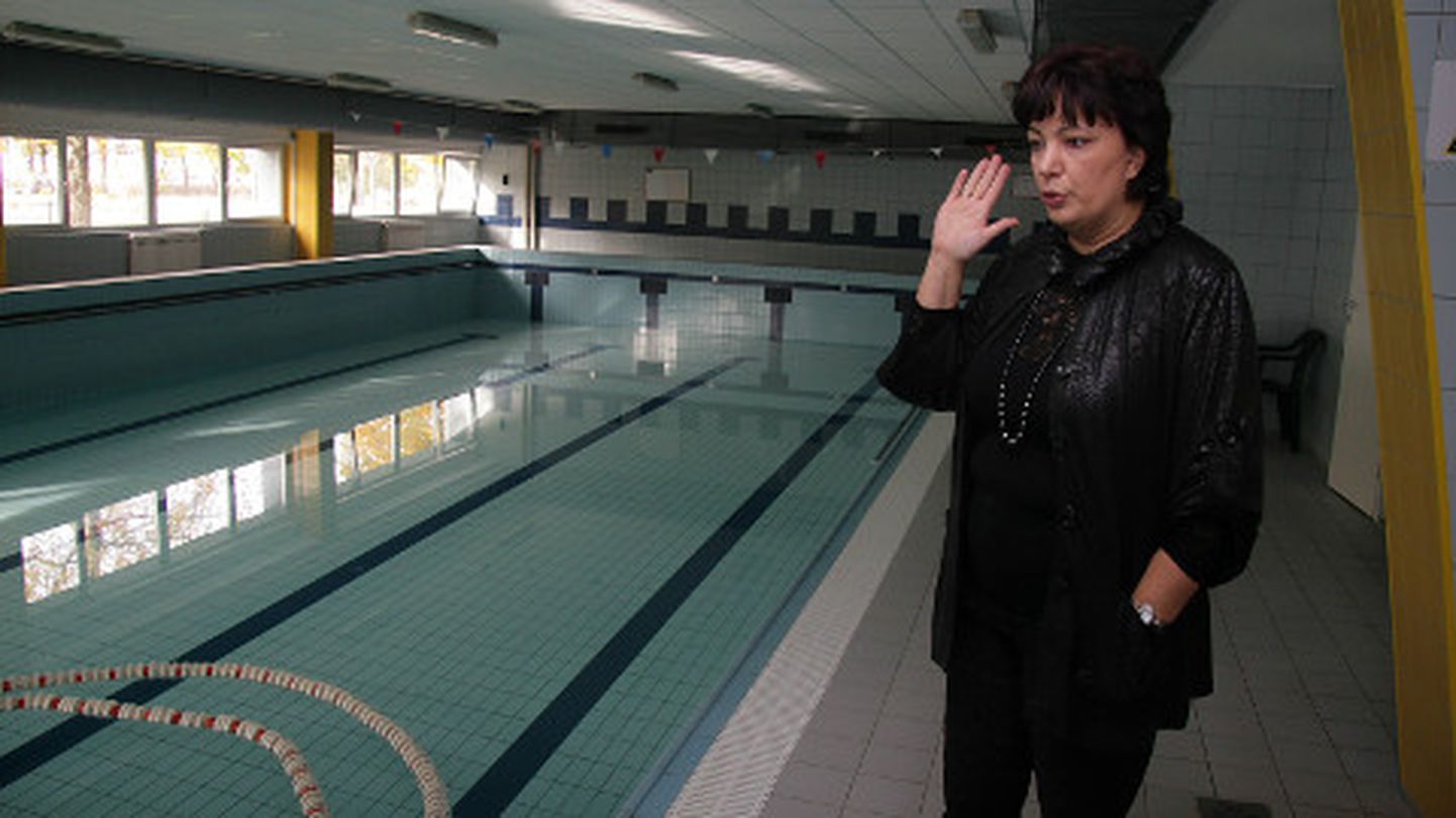 Jõhvi vene gümnaasiumi direktoril Irina Šulginal jäi eile üle vaid tõdeda, et suurem osa rohkem kui 300 kuupmeetrist veest oli ühe ööga koolibasseinist haihtunud.