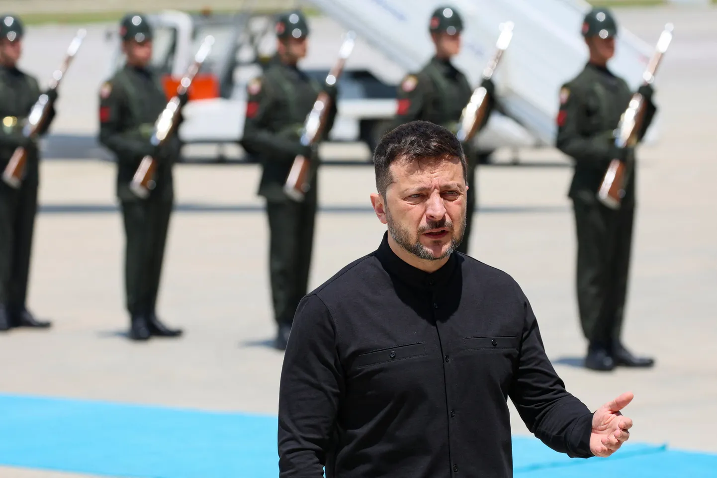 Владимир Зеленский выходит из самолета в Анкаре