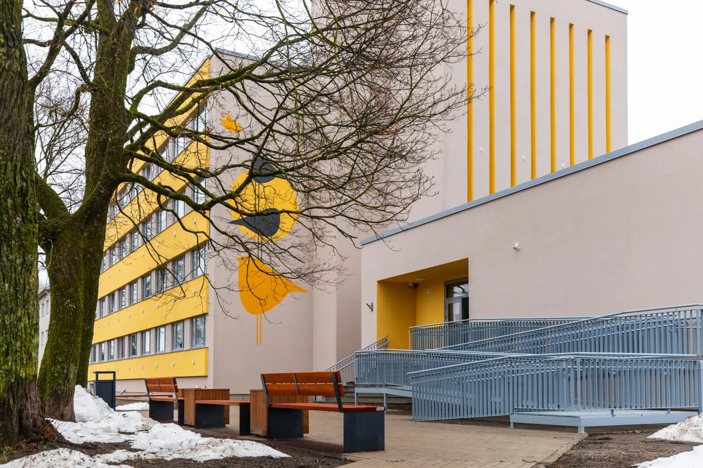 Koos liftiga ehitati peaukse ette kaldteed, et majja pääseks ratastooliga.​