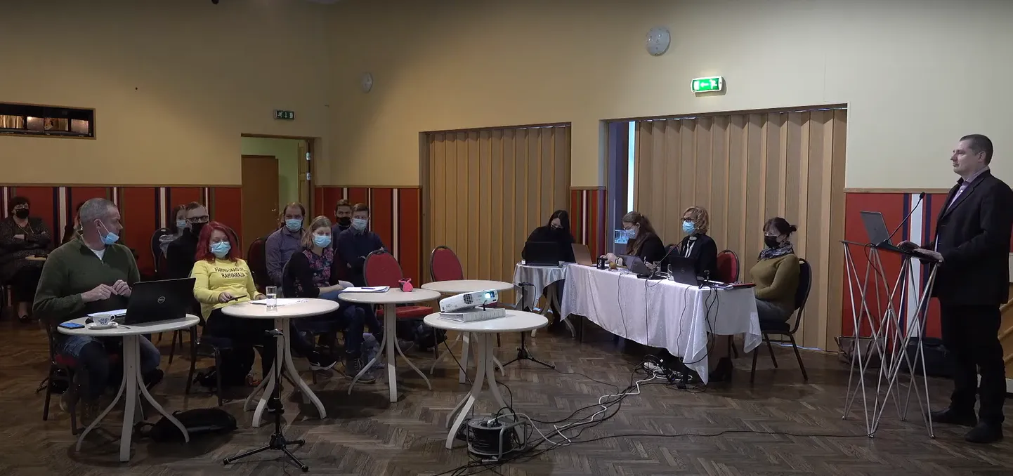 Esiti toiminud koostöös tekkisid pinged, kui abi­vallavanem Jaanus Rahula tõi vallavalitsuse istungile eelnõu valla majandusosa­konda uue ametikoha loomiseks.
