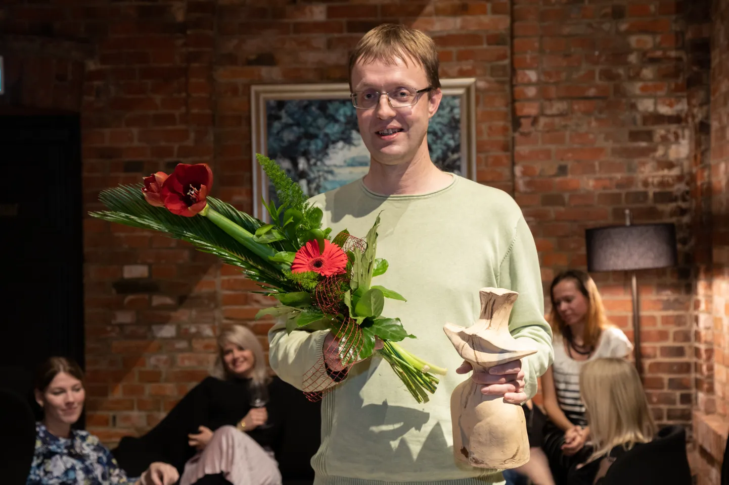 Marko Suurmägi keraamik Ene Tapferi loodud kujuga «Muusa puudutus»