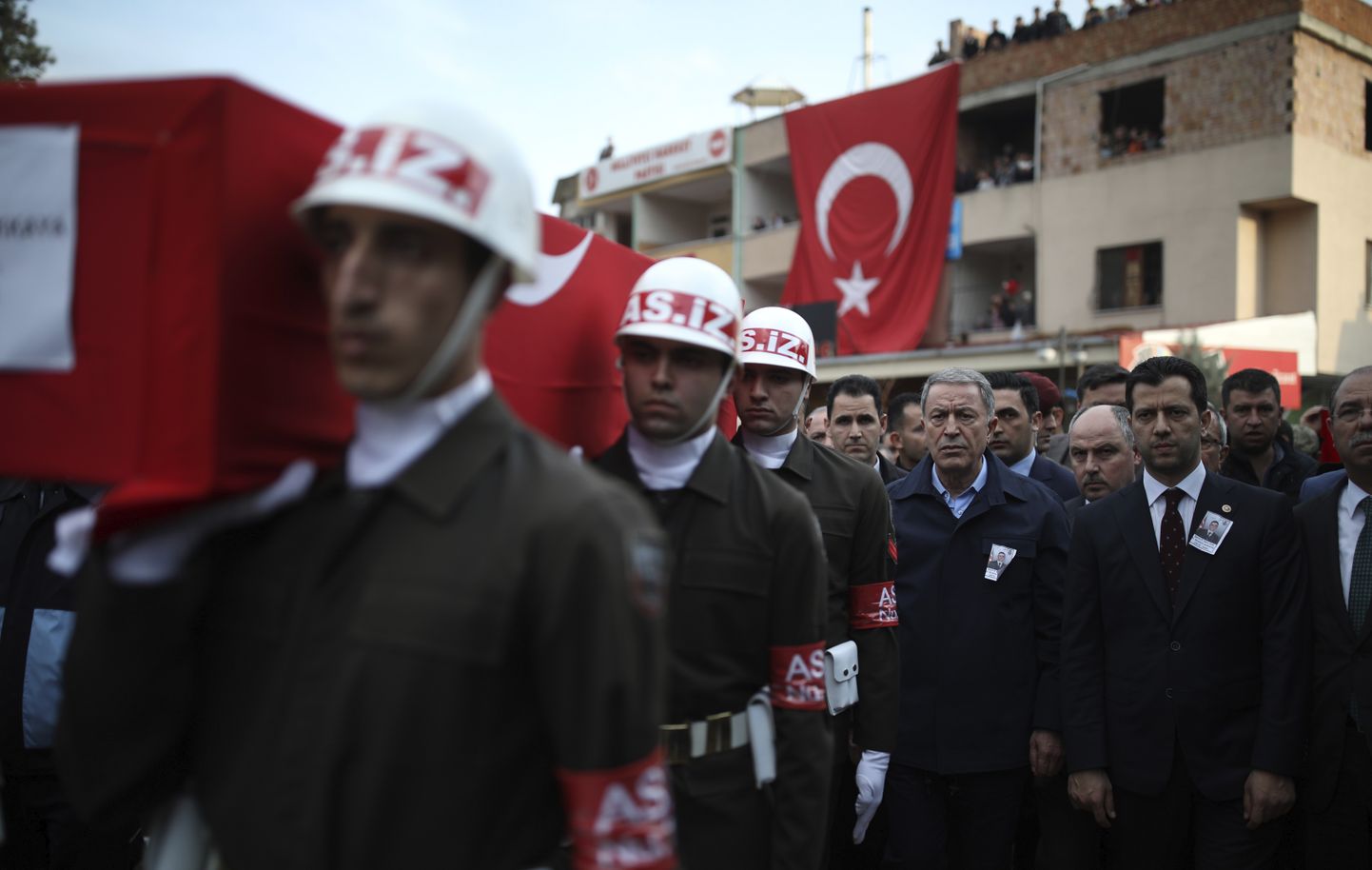 Kaitseminister Hulusi Akar (paremalt kolmas) Süürias hukkunud Türgi sõduri matusetseremoonial.