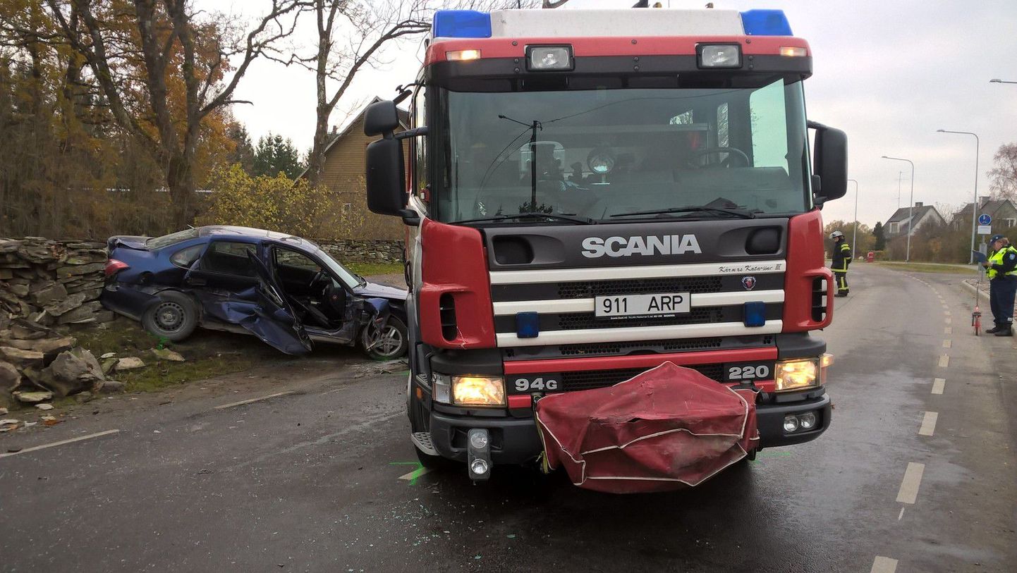Päästeauto sattus teel väljakutsele avariisse