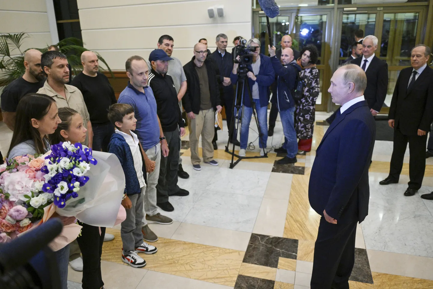 Venemaa president Vladimir Putin tervitab USA ja Venemaa vahelise vangide vahetuse käigus vabastatud Vene kodanikest vange Moskvas. 1. august 2024