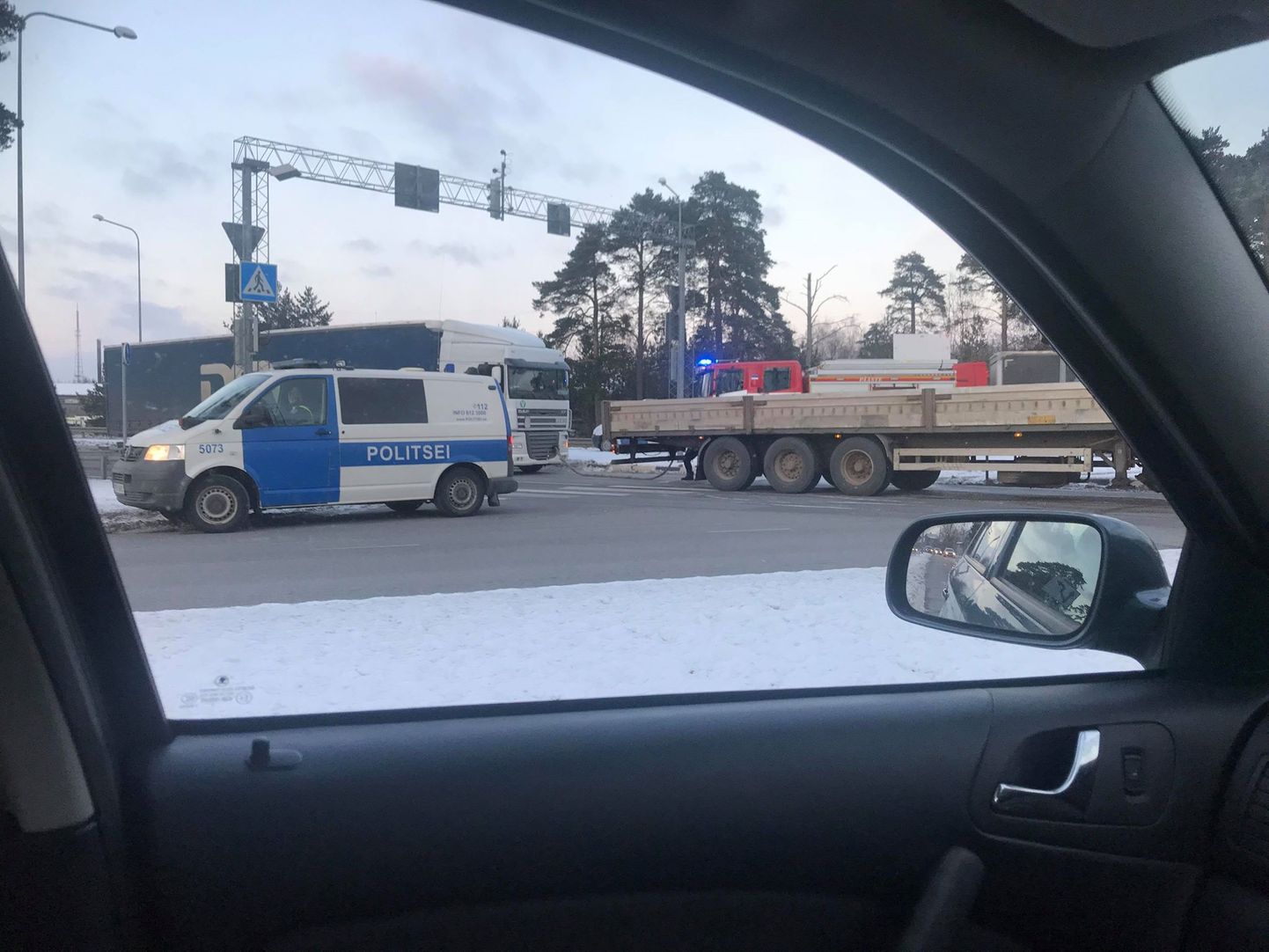 Täna 16.18 sai häirekeskus teate Riia maantee ja Liivi tee ristist, kus sõiduauto oli sõitnud veokile tagant sisse.