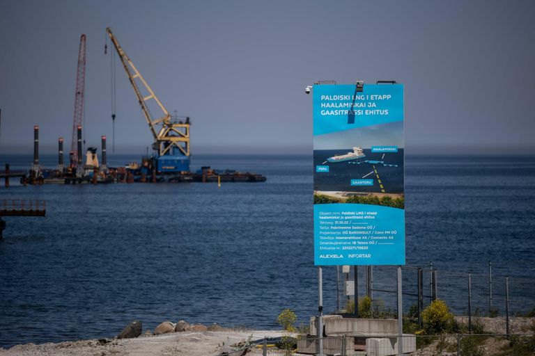 Pakri poolsaare läänekaldal Pakrineeme sadamas ehitatakse kiirkorras haalamiskaid LNG-tankerite kinnitamiseks ning torujuhet laevadelt gaasi maale pumpamiseks.