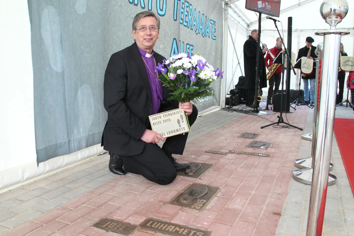 2015. aastal valati Joel Luhametsa jalajäljed Tartu teerajajate alleel pronksi. Nüüd valiti Luhamets Tartu aukodanikuks.