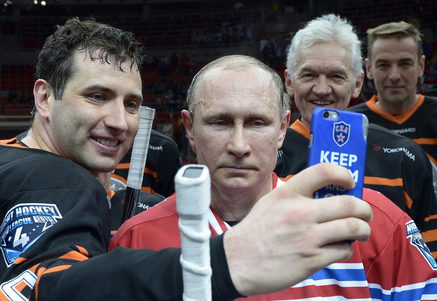 Miljardär, Peterburi SKA asepresident ning Venemaa jäähokiliidu asepresident Roman Rotenberg (vasakul) selfitamas Venemaa presidendi Vladimir Putiniga.
