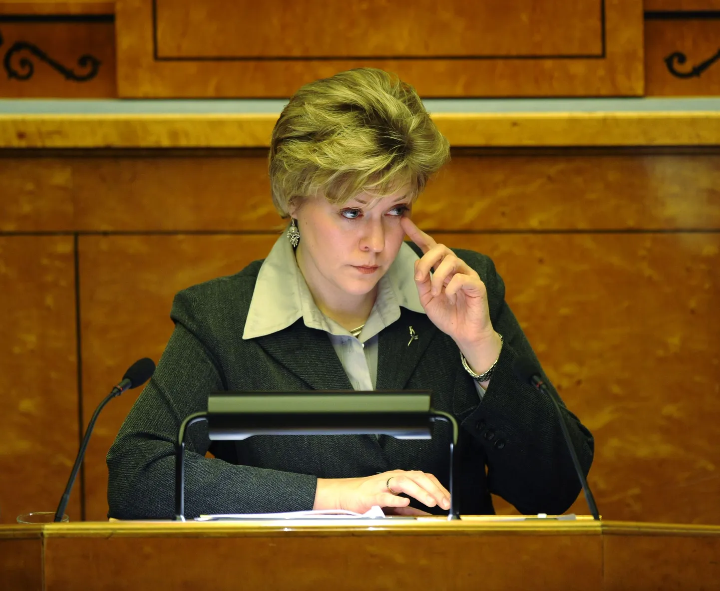 Sotsiaalminister Maret Maripuu saadikute ristule all.
