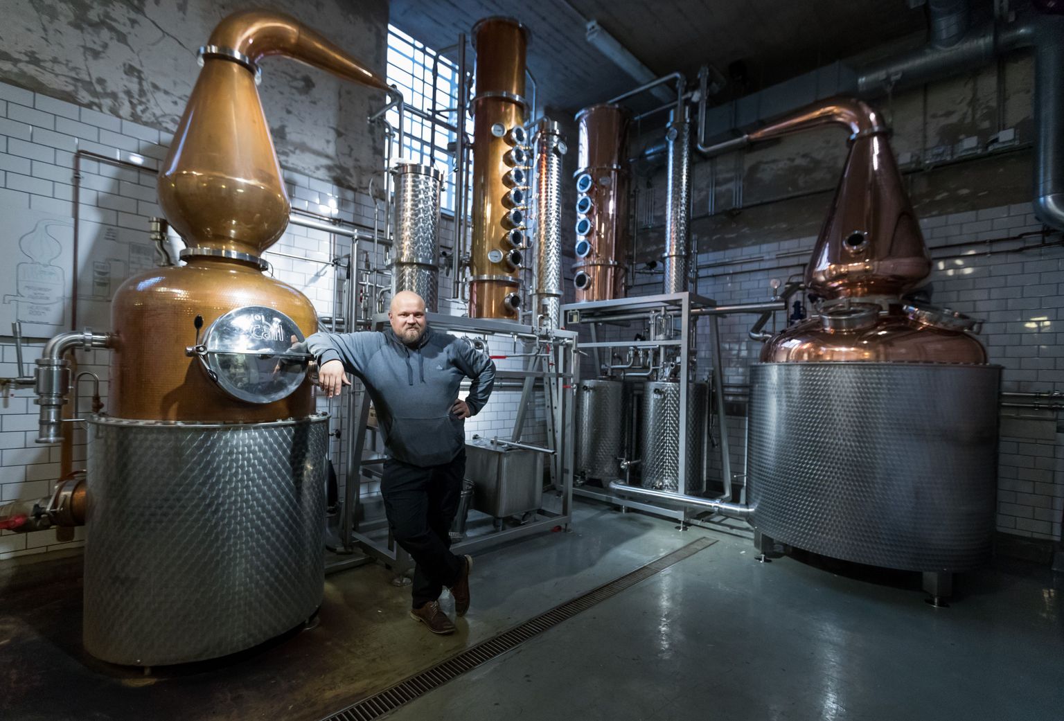 The Helsinki Distilling Company omanik Mikko Mykkänen oma laboratoorium-tootmisruumis. Paremal on näha äsja paika sätitud uus katel.