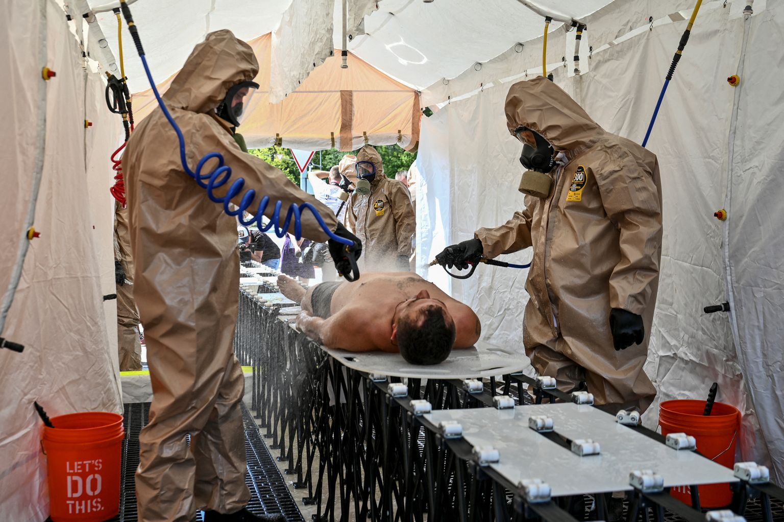 Ukraina päästeteenistuse liikmed osalevad tuumakatastroofidele reageerimise õppustel.