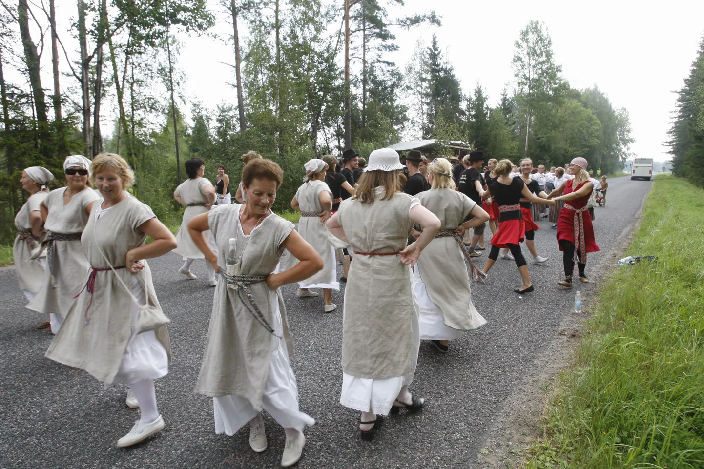 Naised saavad täitsa oma tantsupeo. Pildil rahvatantsurühm Kadrell.