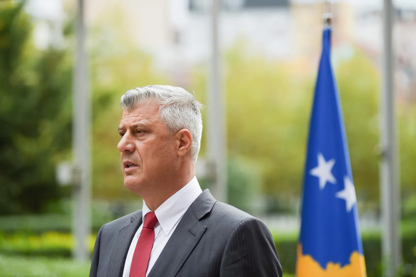 Kosovo president Hashim Thaçi astus enne sõjakuritegudes süüdistatuna Haagi toimetamist üleeile ametist tagasi, põhjendades otsust sooviga säilitada Kosovo riigi ja sealsete elanike väärikust.