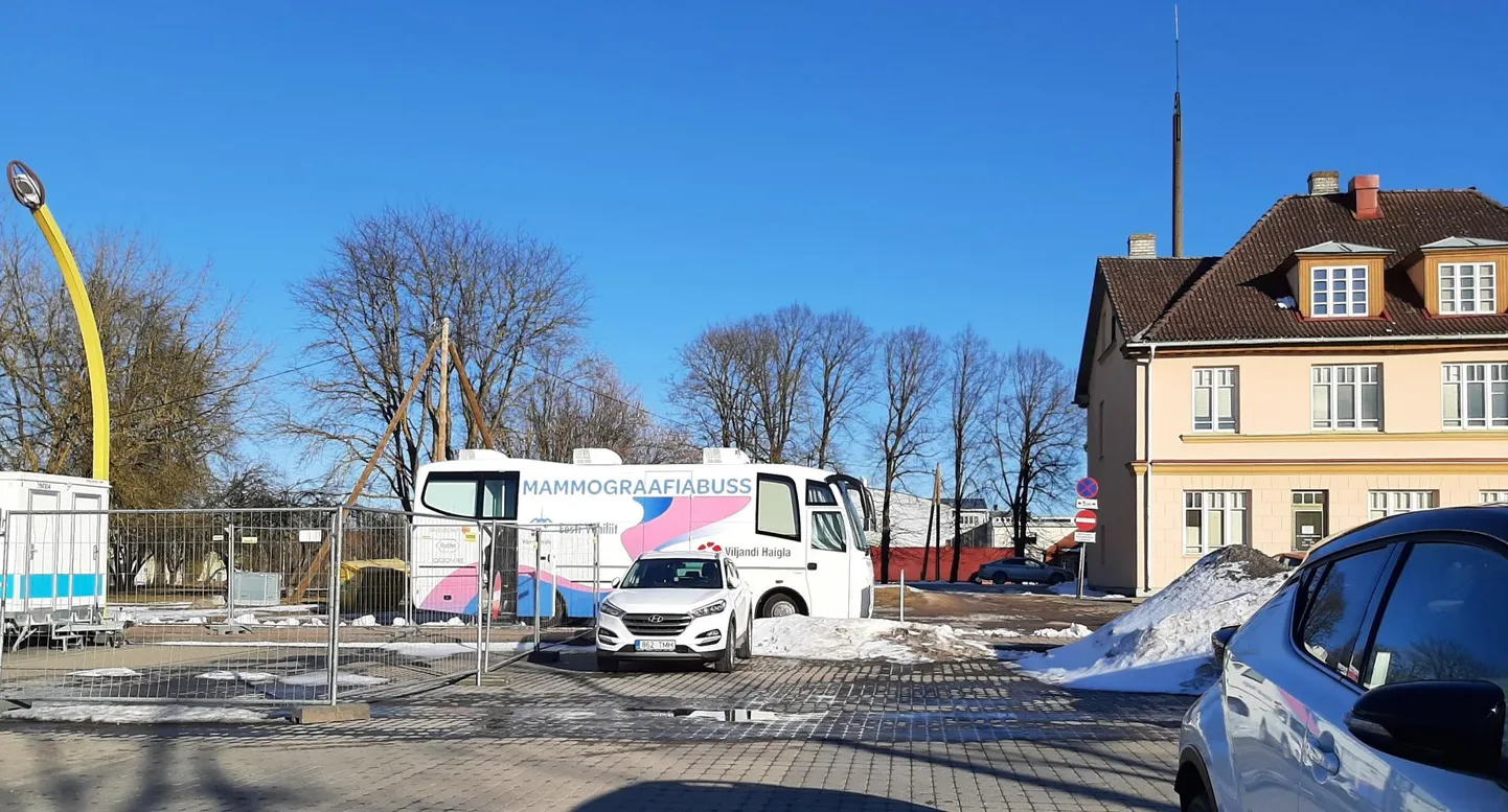3. aprillini ootab mammobuss naisi Viljandi turu parkimisplatsil.