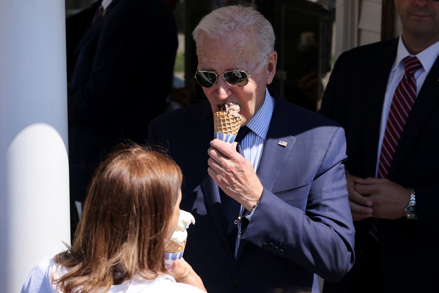 USA president Joe Biden jäätist söömas.