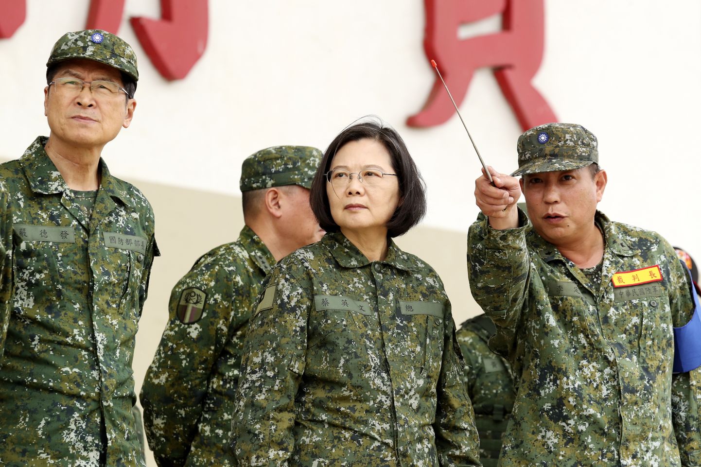Taiwani president Tsai Ing-wen vaatamas sõjaväeõppuste toimumist. Saareriigi iseseisvuse on siiamaani taganud sõjaline valmisolek ja USA julgeolekutagatised.