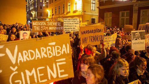 Likumi grozīti, sliktāk – ar attieksmes maiņu: Ko Latvija izdarījusi Stambulas konvencijas prasību dēļ?