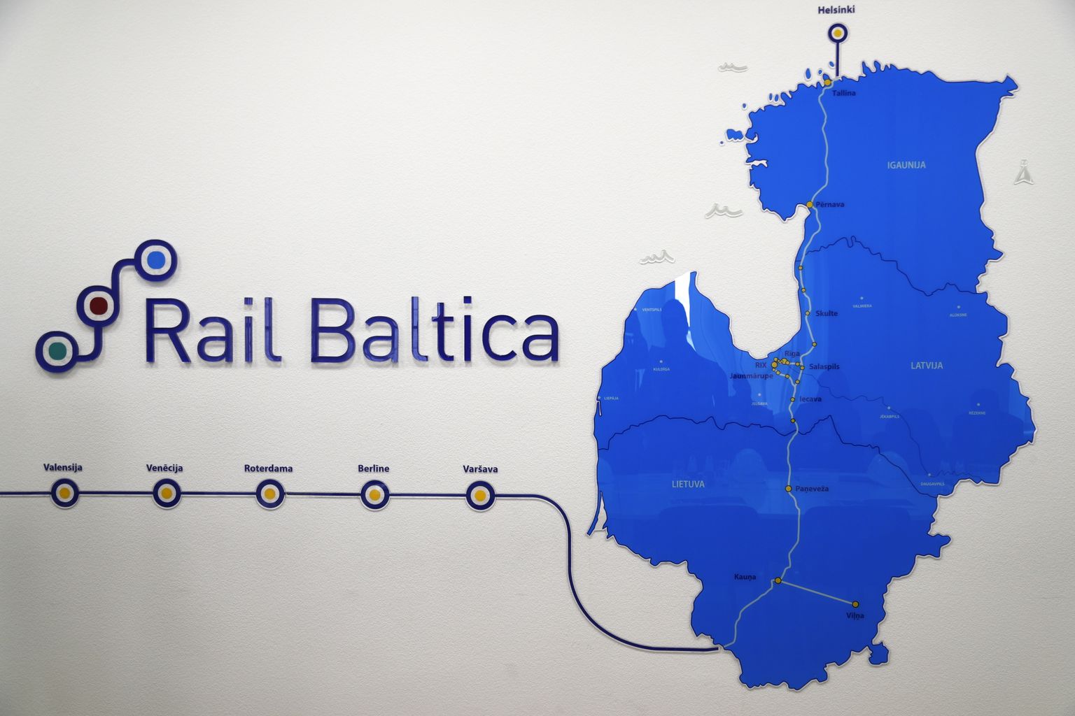 Rail Balticu skeem plakatil.