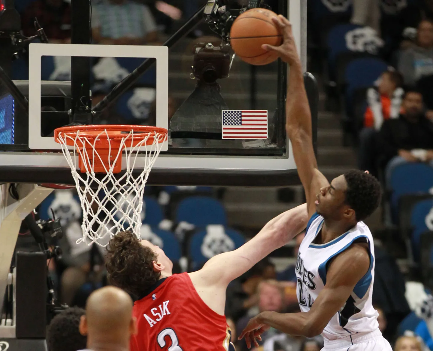 Andrew Wiggins üle Ömer Asiki pealt panemas.