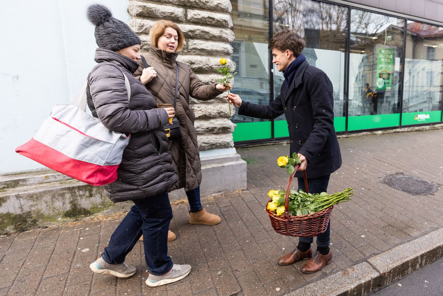 Reformierakonna noored jagavad Tallinna võimupöörde tähistamiseks tänaval inimestele kollaseid roose.