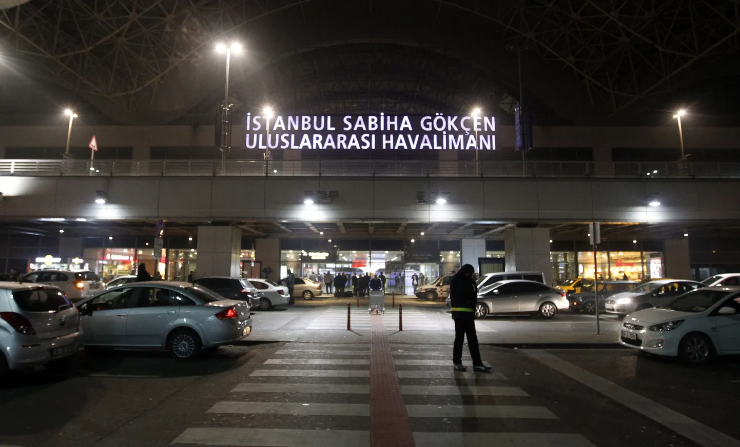 Главный вход в стамбульский аэропорт.