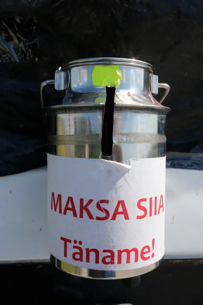 Müügipunkti rahakassaks on kaubiku uksele kinnitatud plekkpurk.