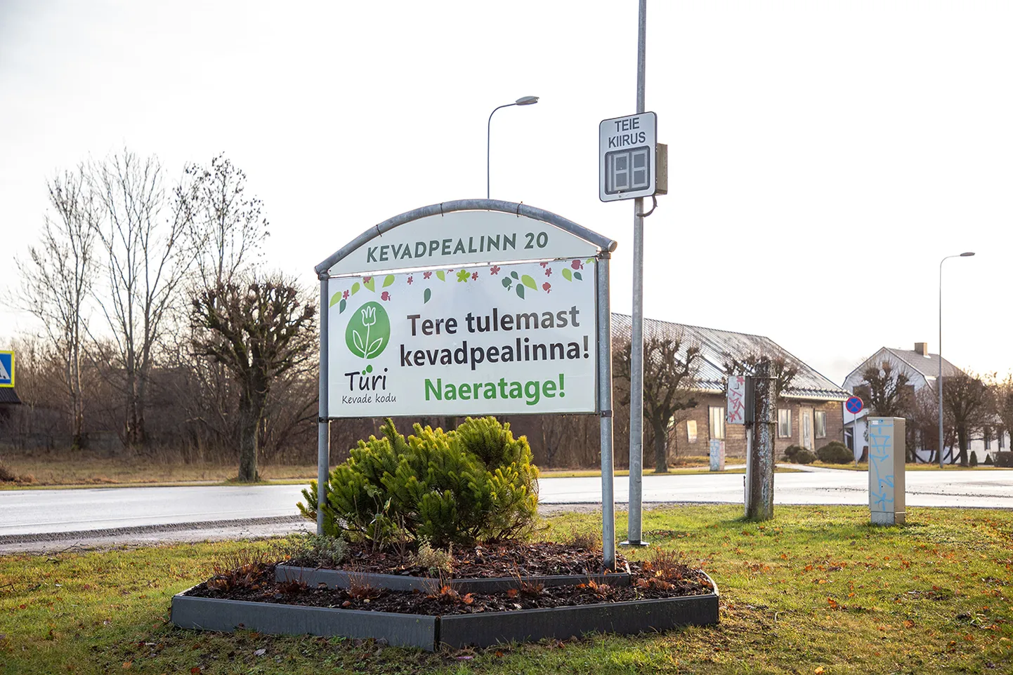Türi linna sissesõidu silt. Tere tulemast kevadpealinna. Naeratage!
Foto: Dmitri Kotjuh/ Järva Teataja