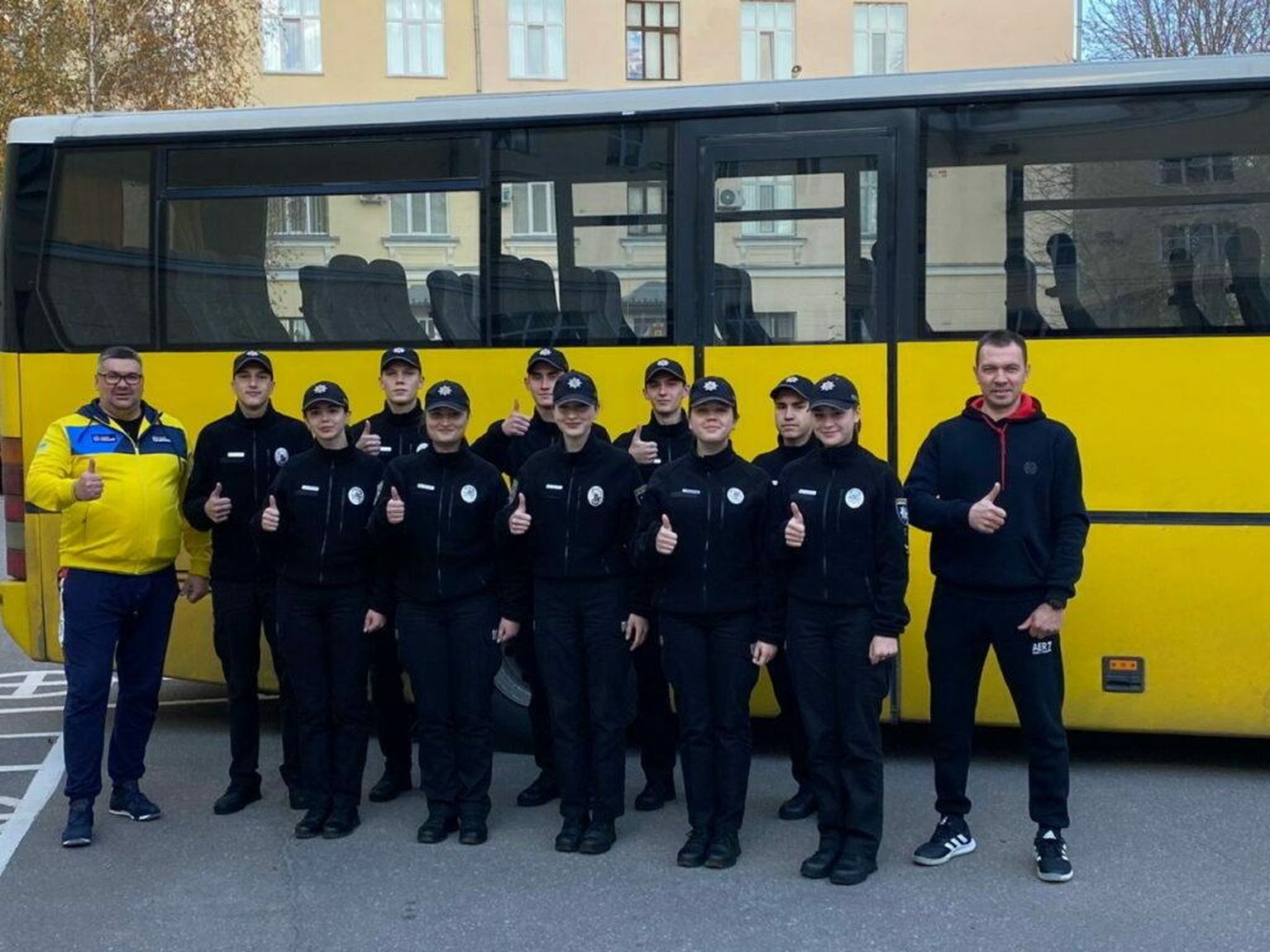 Valka kihelkonnaduumalt annetusena saadud buss veab Ukrainas politseikadette.