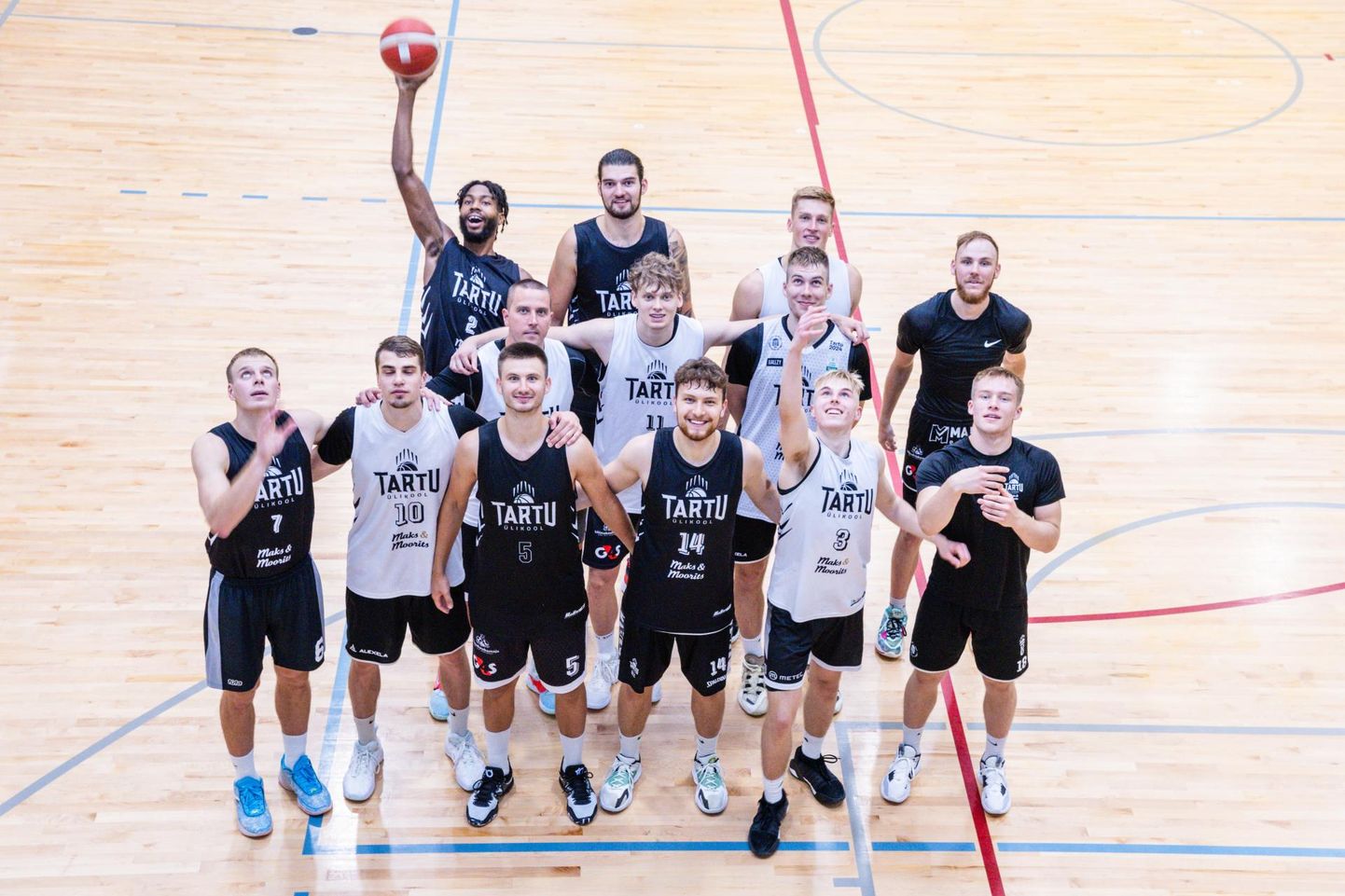 Tartu Ülikool Maks ja Mooritsa korvpallimeeskond on komplekteeritud ning treenib veel Käärikul. Küsimusele, kas meeskond hakkab mängima agressiivset, kaitsvat või söötuderohket korvpalli, vastas peatreener, et kõike seda korraga.