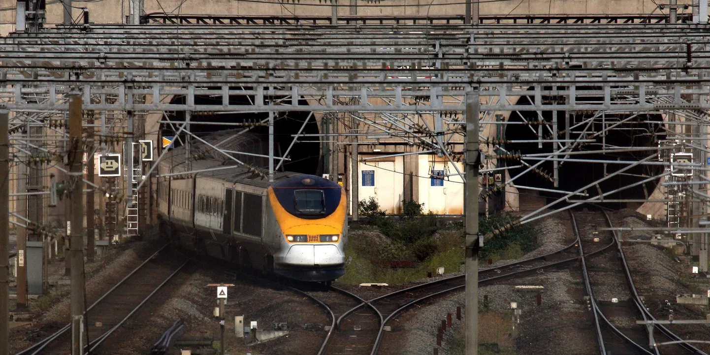 Operaatorfirma Eurostari rong tunnelist väljumas.