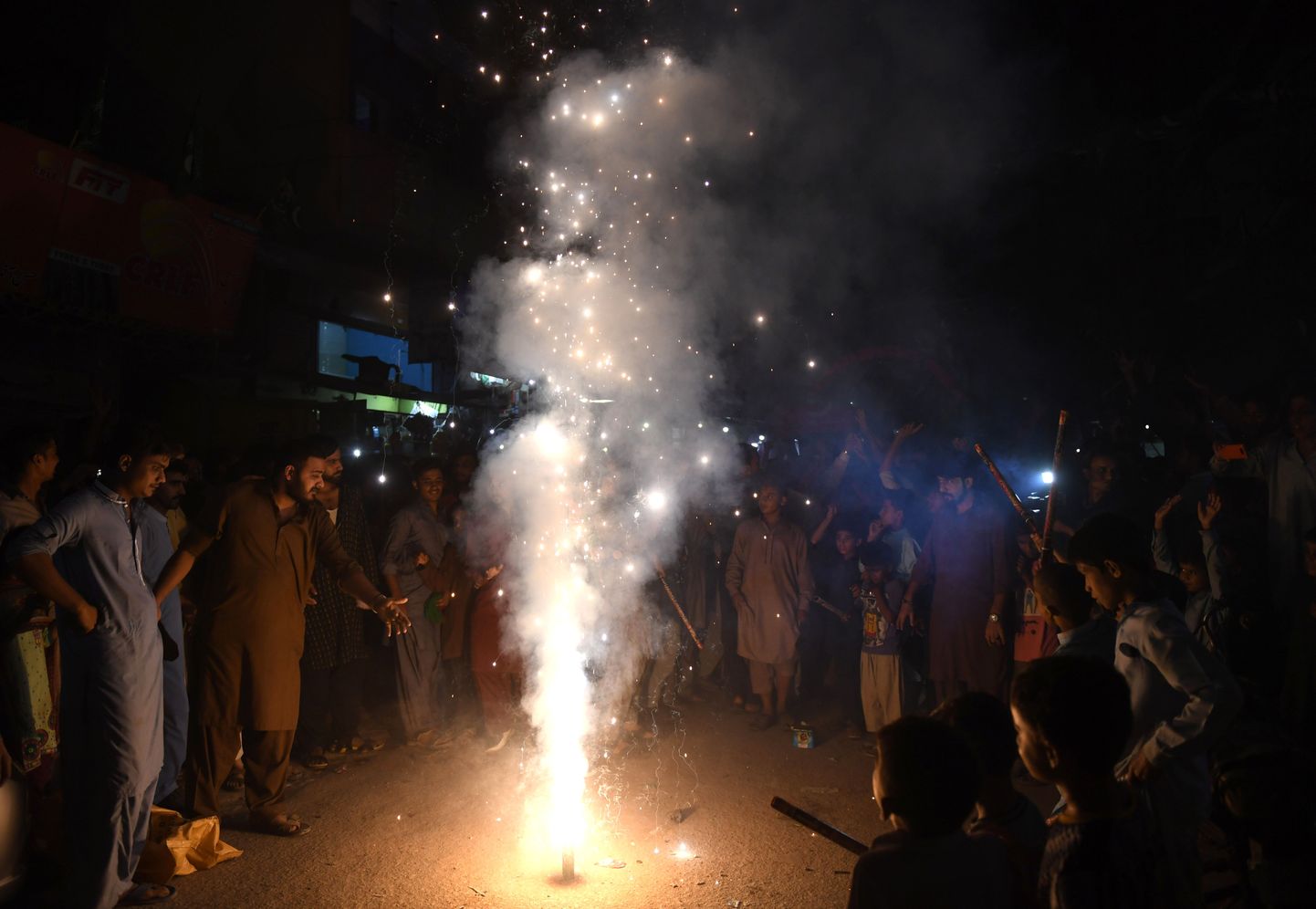 Pakistani opositsioonipartei Tehreek-e-Insafi toetajad tähistavad Karachis pärast varasema peaministri vanglasse saatmist kolm nädalat enne valimisi.