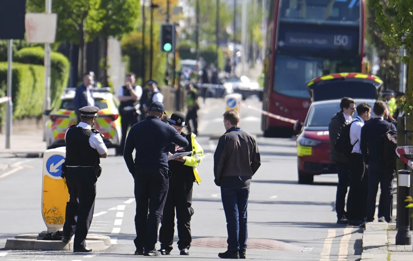 Politseinikud täna Kirde-Londonis Hainaulti linnaosas, kus mõõgaga mees tappis ühe ja vigastas nelja inimest.