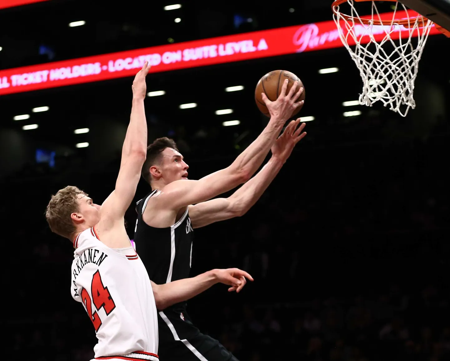 Lauri Markkanen on Rodions Kurucsi takistamisel hiljaks jäänud.