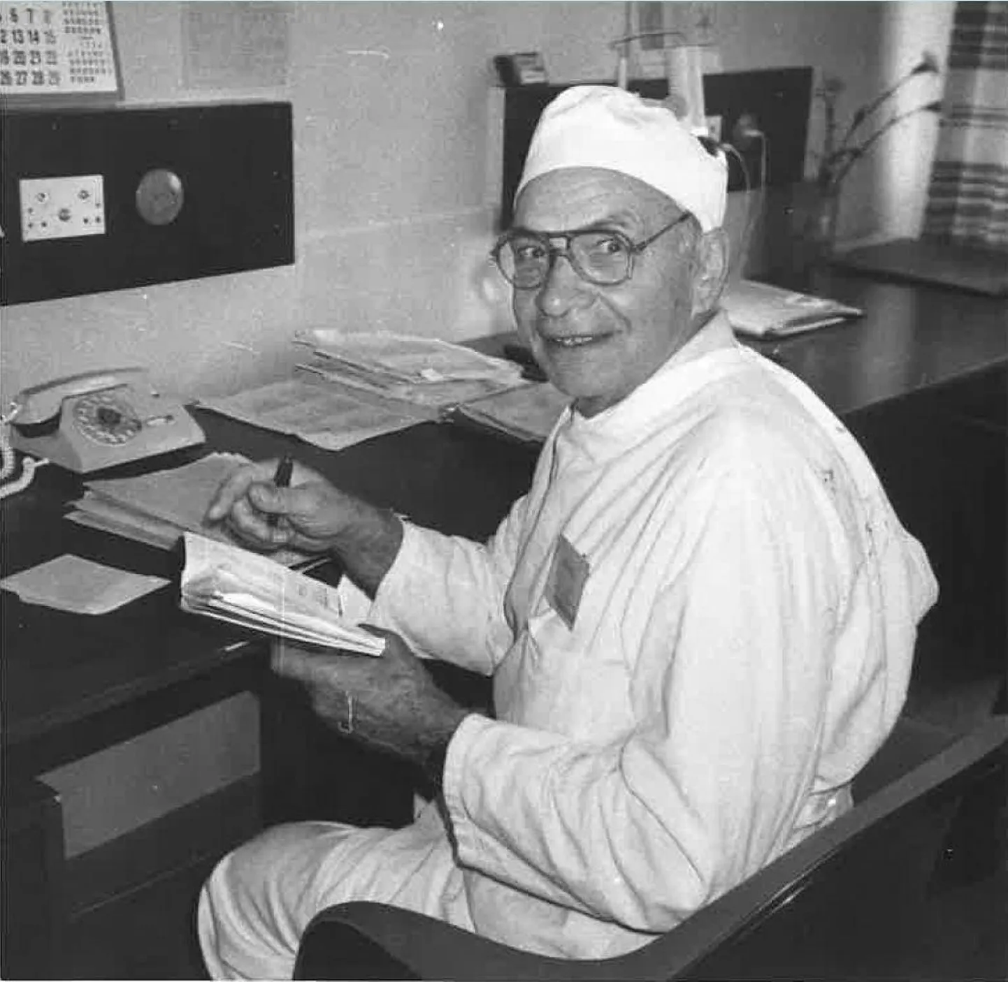 Viljandi haigla kirurg Benno Abram vajalikke asju ajamas 1995. aastal.