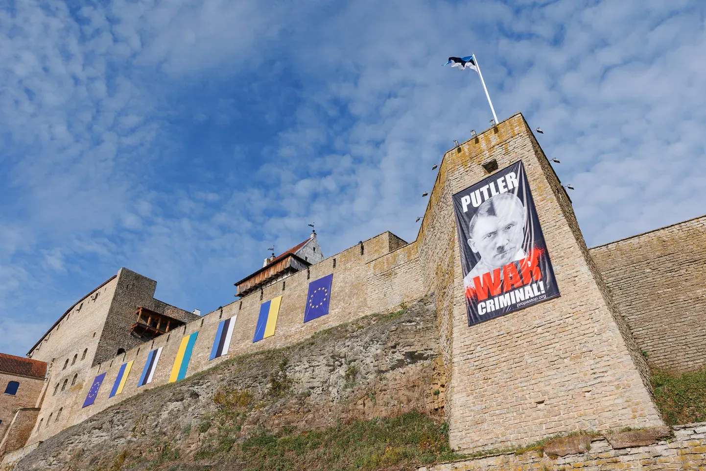 "Putler" banner on Narva Castle on the morning of May 9.