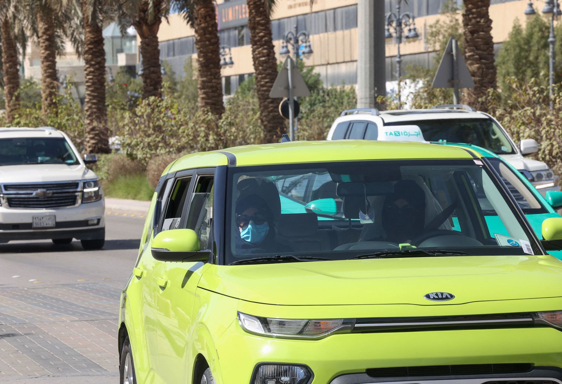 Saudi naistaksojuht Fahda Fahd (paremal) sõidutab klienti pealinnas Ar-Riyāḑis.
