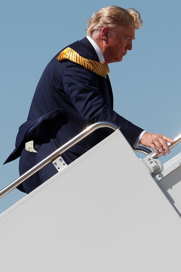 USA president Donald Trump astumas 17. septembril Californias Moffetti lennuväljal presidendilennukisse. Ta viigipükste paremast tagataskust paistab 20-dollariline