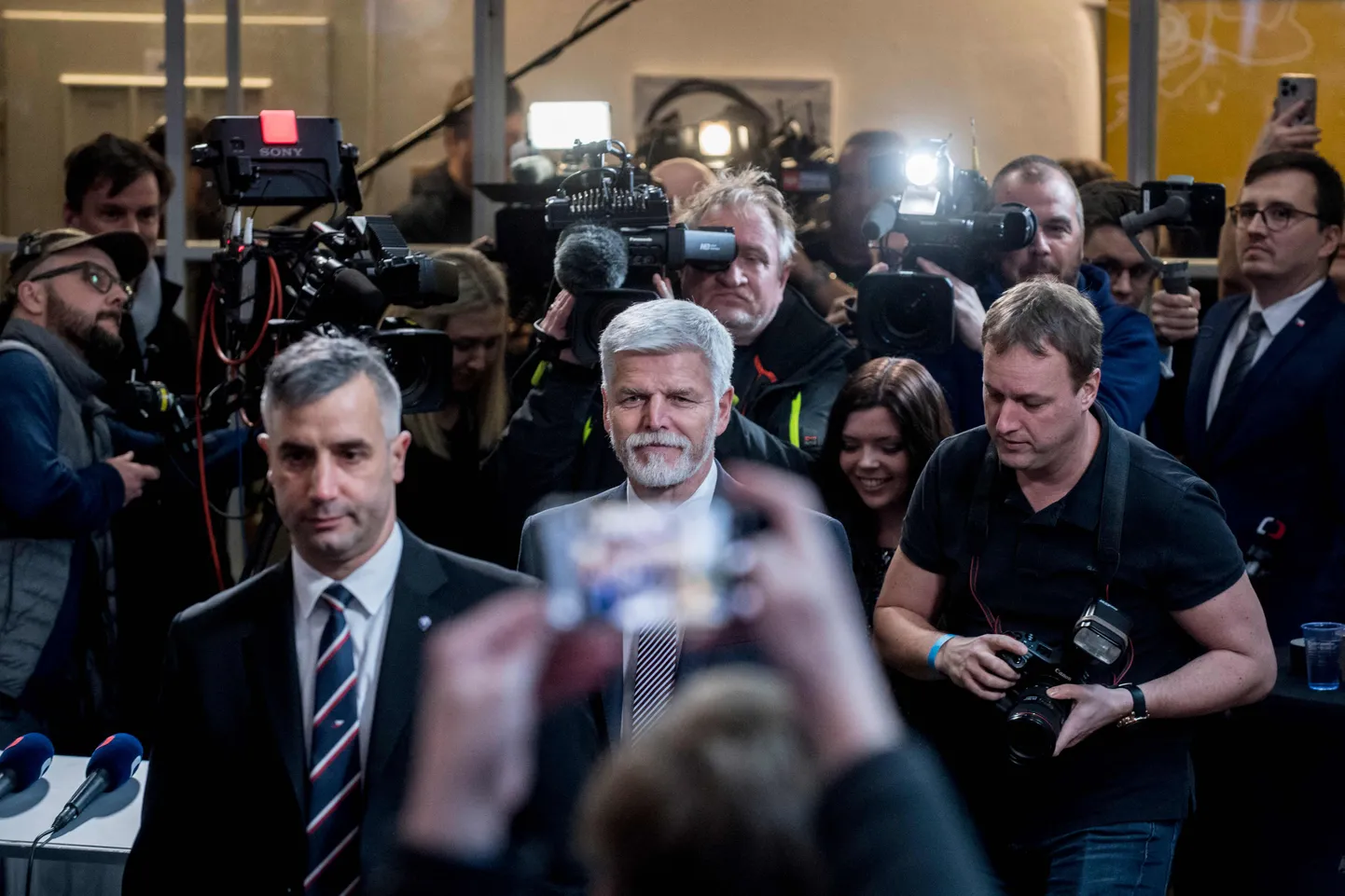 Prezidenta kandidāts 2023. gada Čehijas prezidenta vēlēšanās un bijušais Čehijas Republikas armijas ģenerālštāba priekšnieks Petrs Pāvels ierodas savā vēlēšanu štābā, lai 2023. gada 14. janvārī Prāgā teiktu runu pēc prezidenta vēlēšanu pirmās kārtas