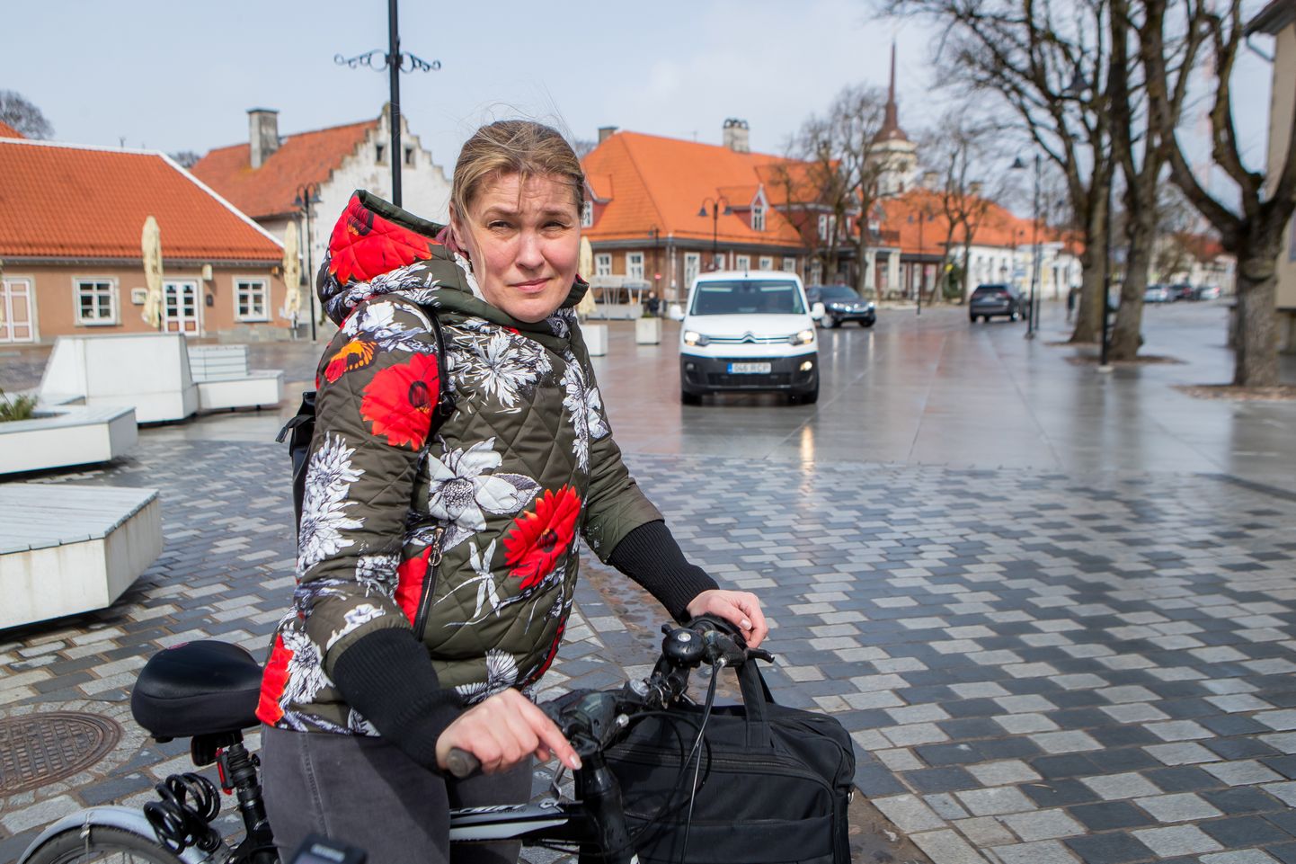LIIKLUSKORRALDUSE ÜLE EI KURDA: Eile Kuressaare kesklinnas jalgrattaga sõitnud Kerli Remmelga sõnul on enamik autojuhte jalakäijate ja jalgratturite suhtes viisakad.