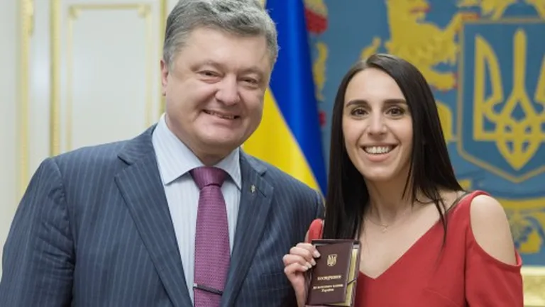 Ukrainas prezidents Porošenko apbalvo Eirovīzijas uzvarētāju Džamalu