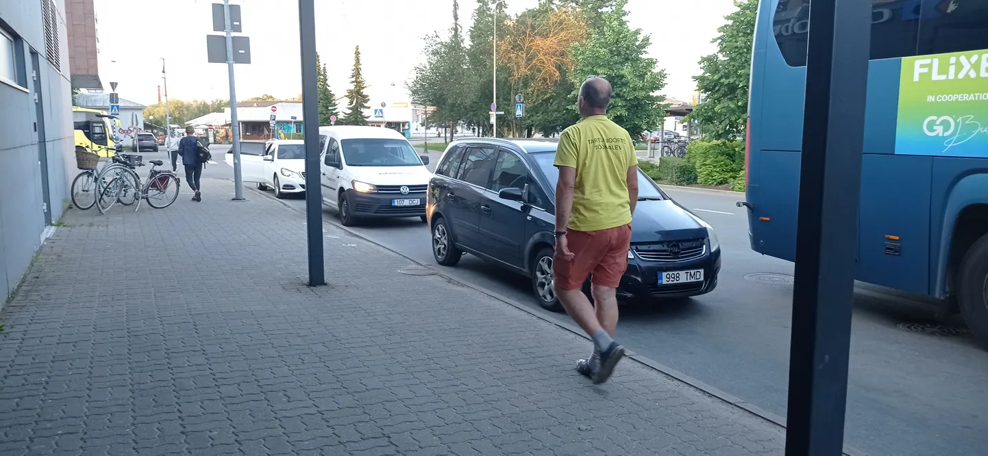 В воскресенье вечером на автовокзале Тарту стояло несколько автомобилей, которые мешали автобусу подъехать к остановке.