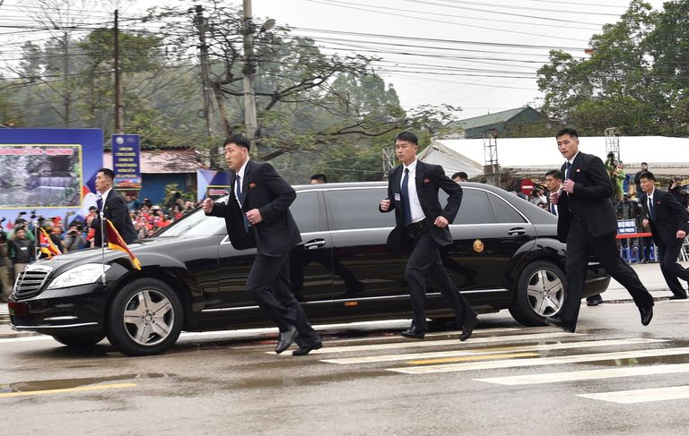 Põhja-Korea liider Kim Jong-un saabus Vietnamisse, kus ta kohtub USA presidendi Donald Trumpiga. Auto kõrval jooksvad Kimi ihukaitsjad on peaaegu sama kuulsad kui Kim